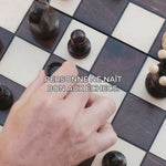 Vidéo Jeux Faugère : jeu d'échecs XL marron foncé en situation – partie de stratégie en bois