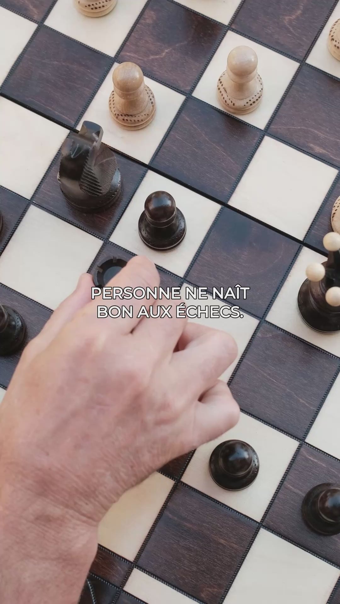 Vidéo Jeux Faugère : jeu d'échecs XL marron foncé en situation – partie de stratégie en bois